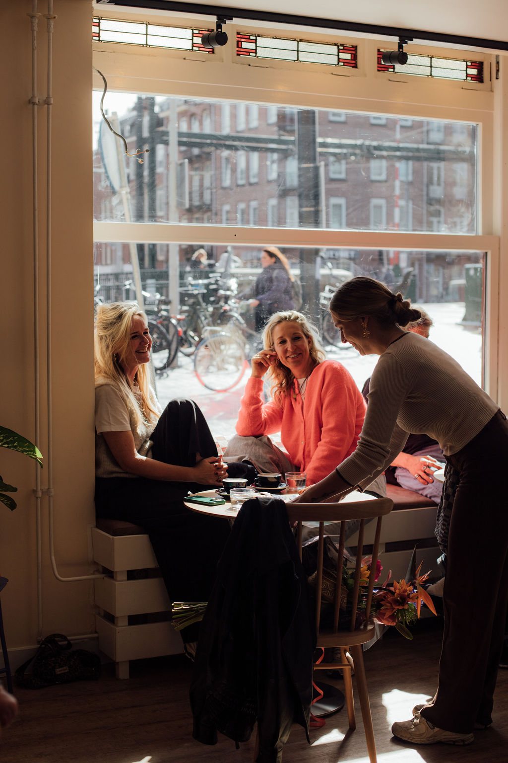 Vriendinnen genieten samen van koffie bij Bo's