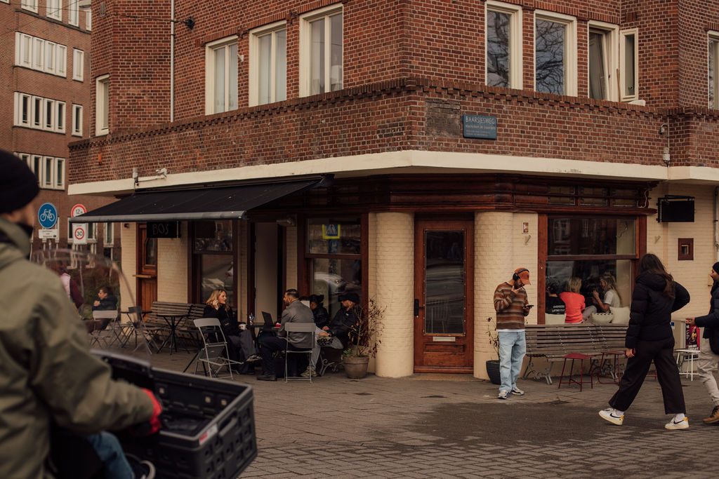 Bo's op de hoek van de Baarsjesweg met terras in de zon