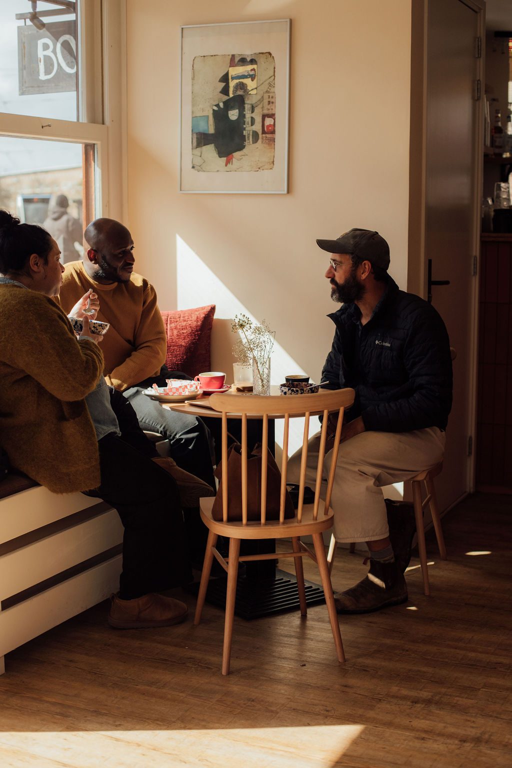 Warm interieur van Bo's met daglicht