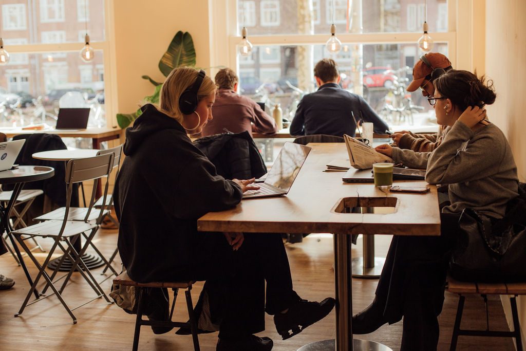 Gasten aan de grote tafel bij het raam