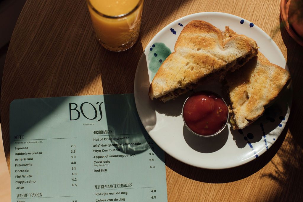 Tosti met menukaart en verse jus