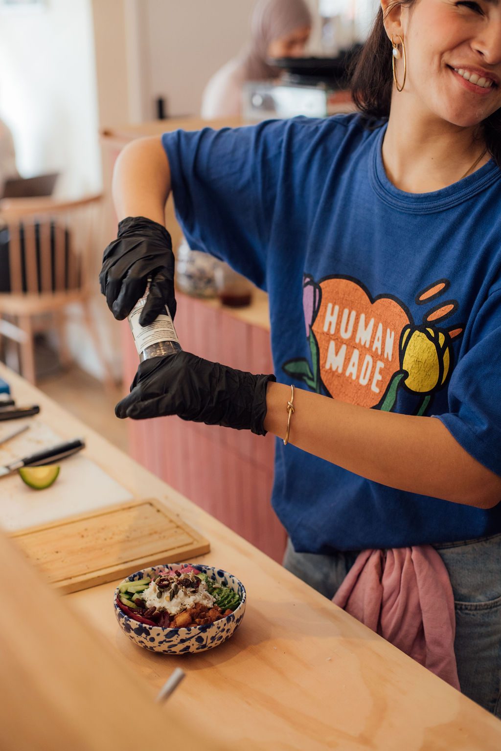 Lachende medewerker maakt een bowl