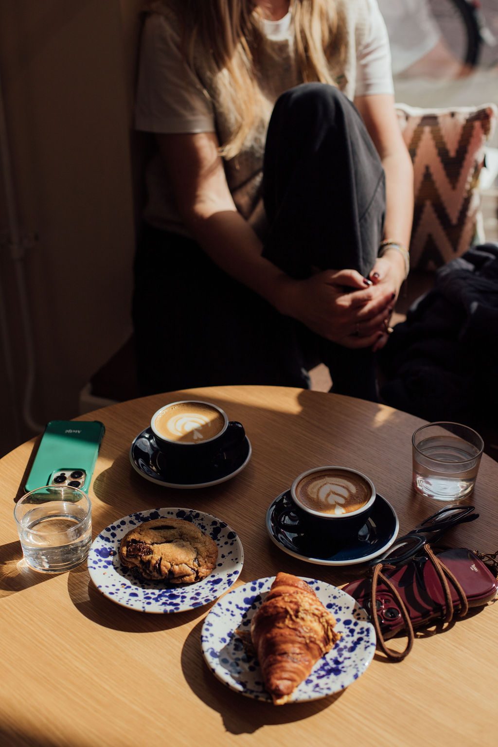 Koffie met koekje en croissant in de zon